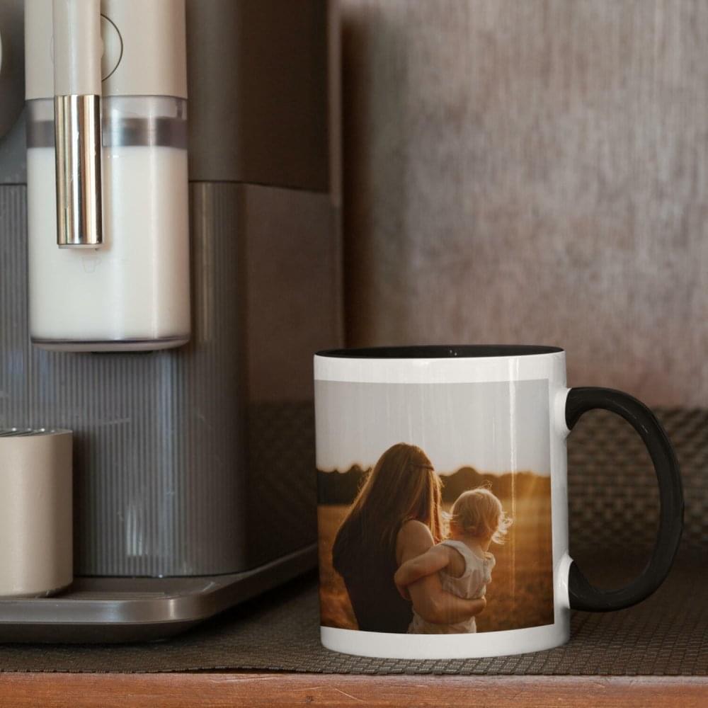 Tasse mit farbigem Henkel und Trinkrand