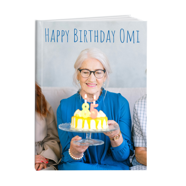 Fotobuch A4 hoch, Hardcover Glanz, Seiten seidenmatt: zeigt „Happy Birthday Omi“ mit einer 85-jährigen Oma beim Feiern.