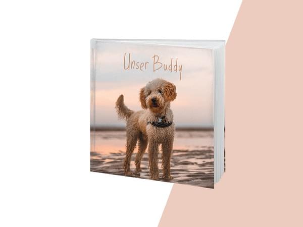 Quadratisches Fotobuch mit Hund stehend im Meer