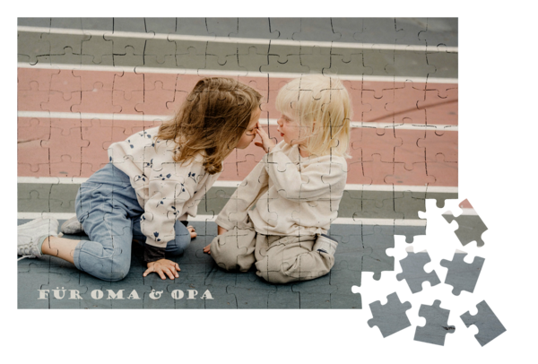 Kleines Puzzle mit 112 Teilen zeigt zwei spielende Kinder, mit dem Schriftzug „Für Oma und Opa“ als liebevolle Botschaft.