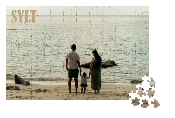 Großes Puzzle mit 264 Teilen zeigt eine Familie am Strand von Sylt, die Hand in Hand am Meer entlangläuft.