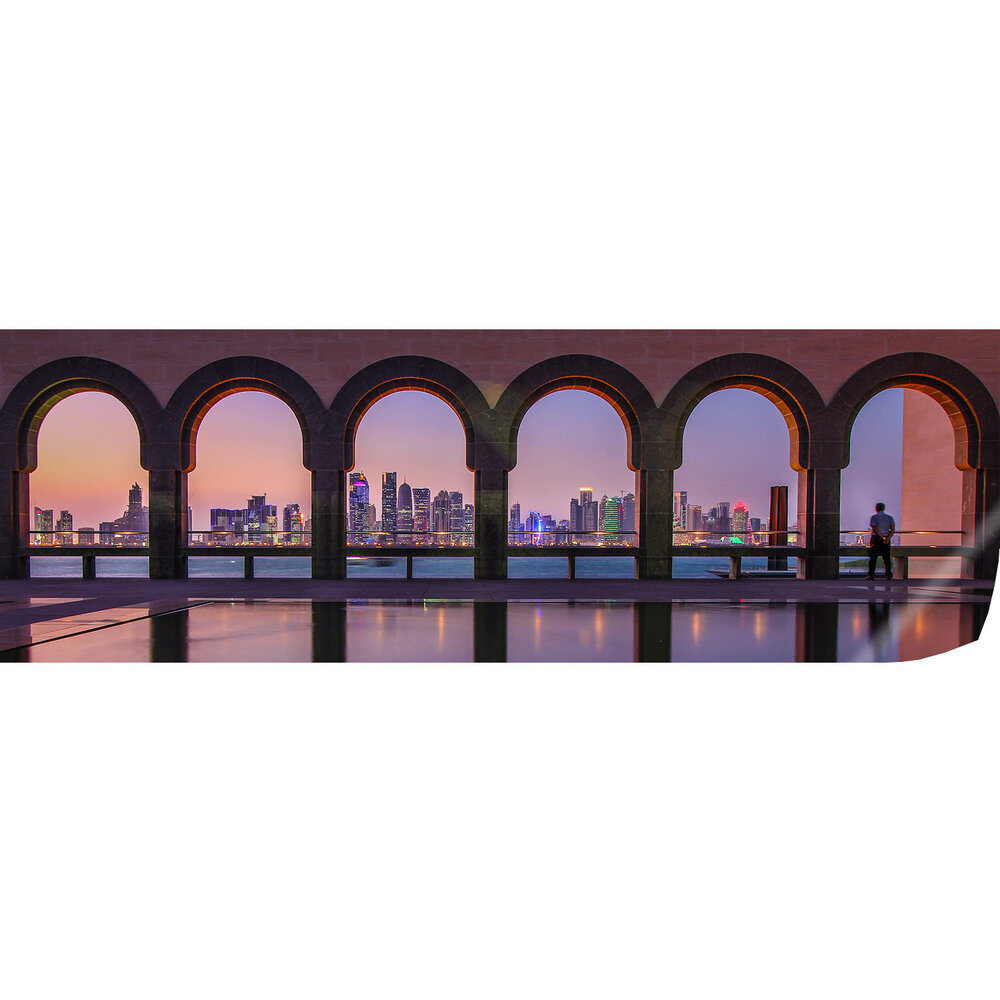 Das Premium Poster 30x90 cm im Querformat zeigt eine beleuchtete Skyline bei Sonnenuntergang, gerahmt von fünf Rundbögen.