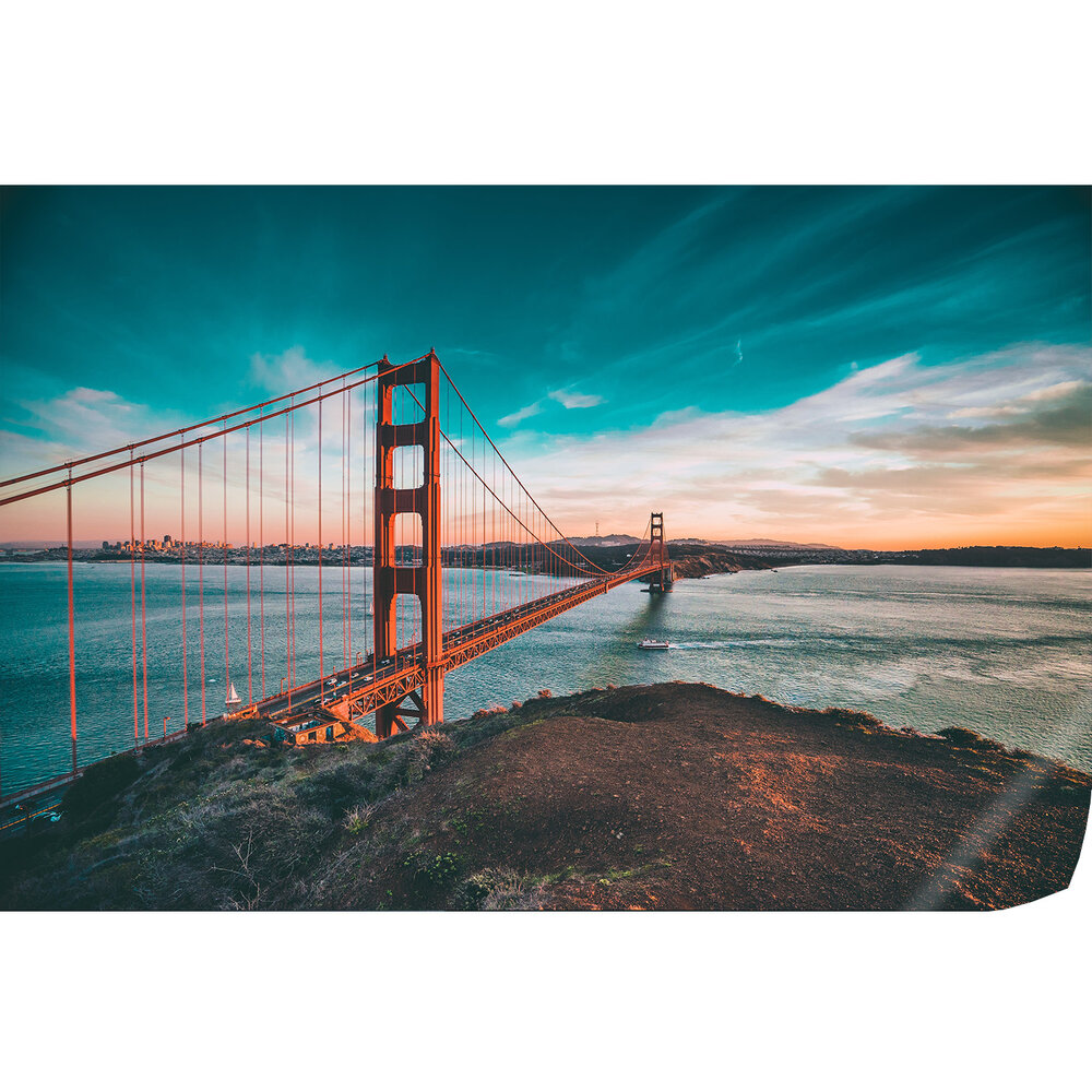 Premium Poster 20x30 cm Querformat matt zeigt Golden Gate Bridge bei Sonnenuntergang mit Wasser und bewölktem Himmel.