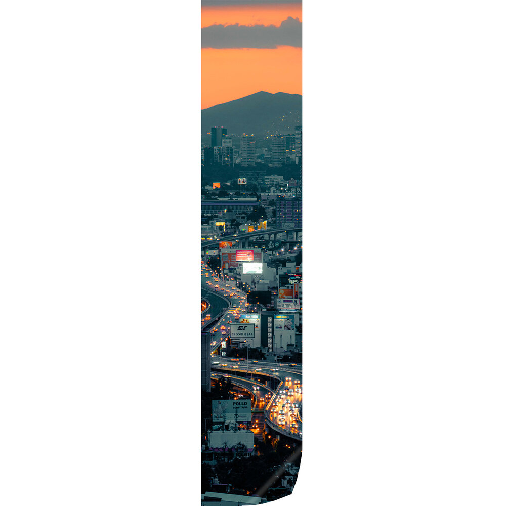 Das Premium Poster 100x20 cm im Hochformat zeigt eine belebte Großstadt-Autobahn bei Sonnenuntergang mit orangem Himmel.