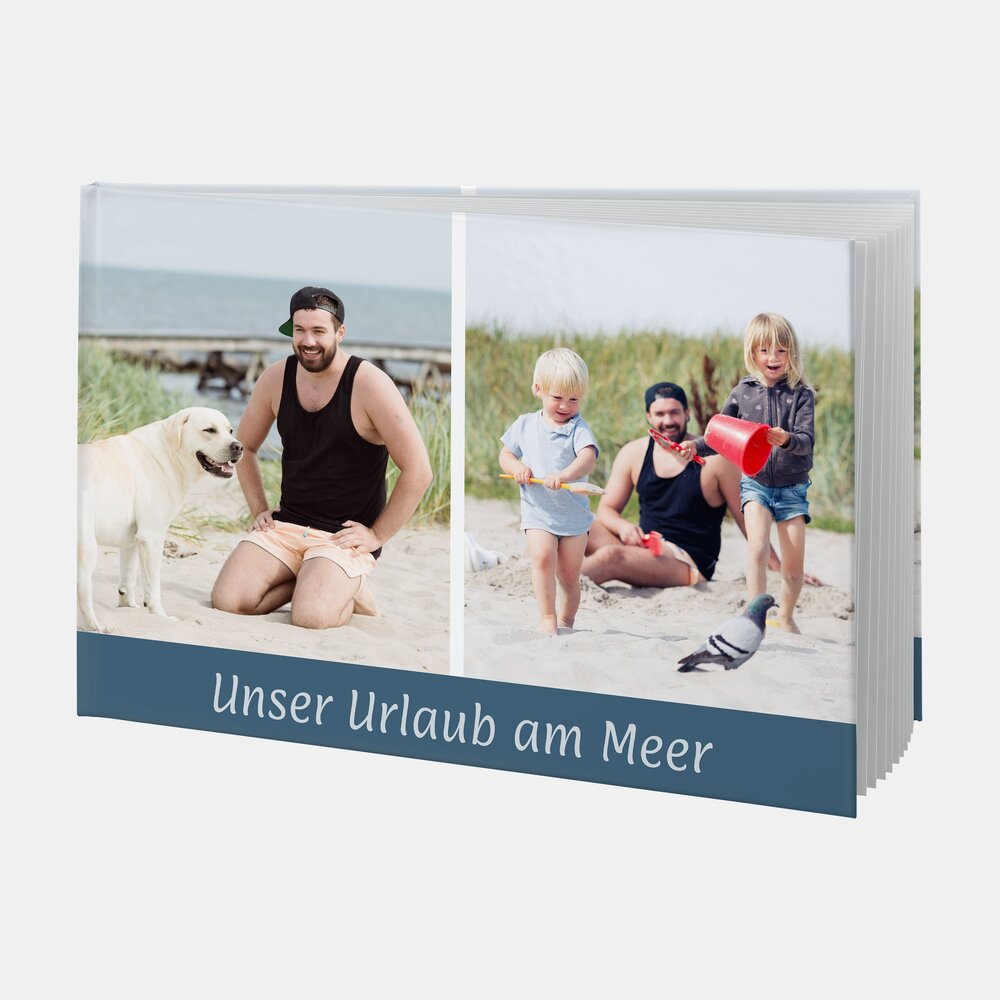 Ein Fotobuch A4 hoch zeigt Familienurlaub am Meer mit Kindern, Hund und Sandspielzeug am Strand bei Sonnenschein.