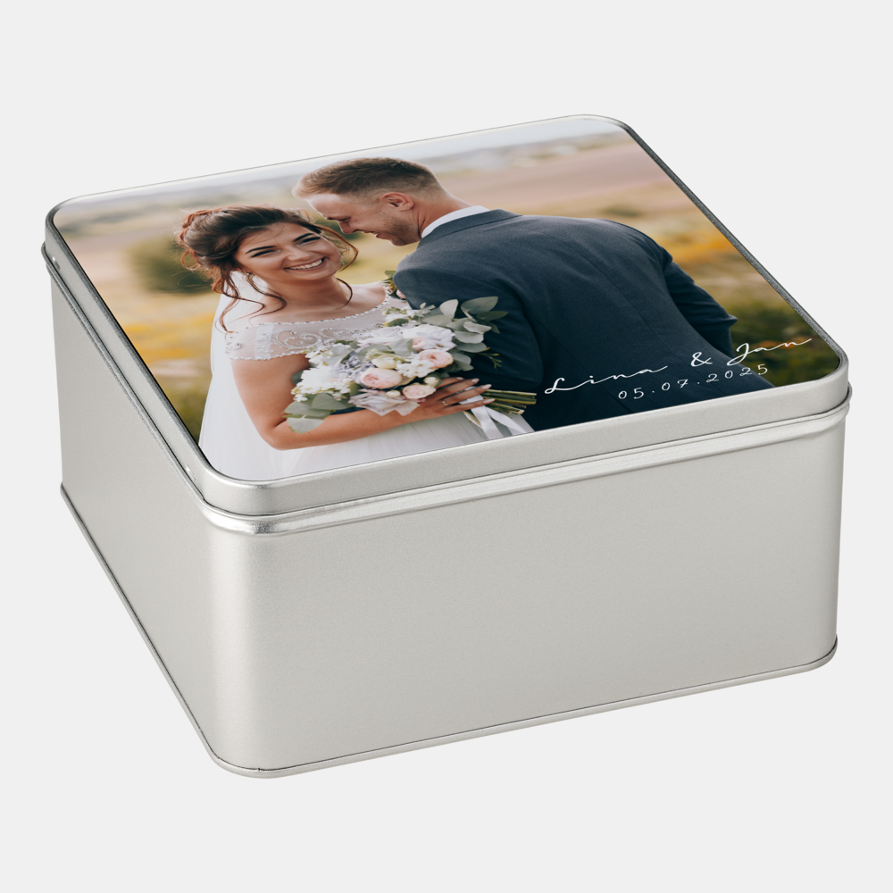 Quadratische silberne Fotodose mit Hochzeitsmotiv und personalisiertem Datum.