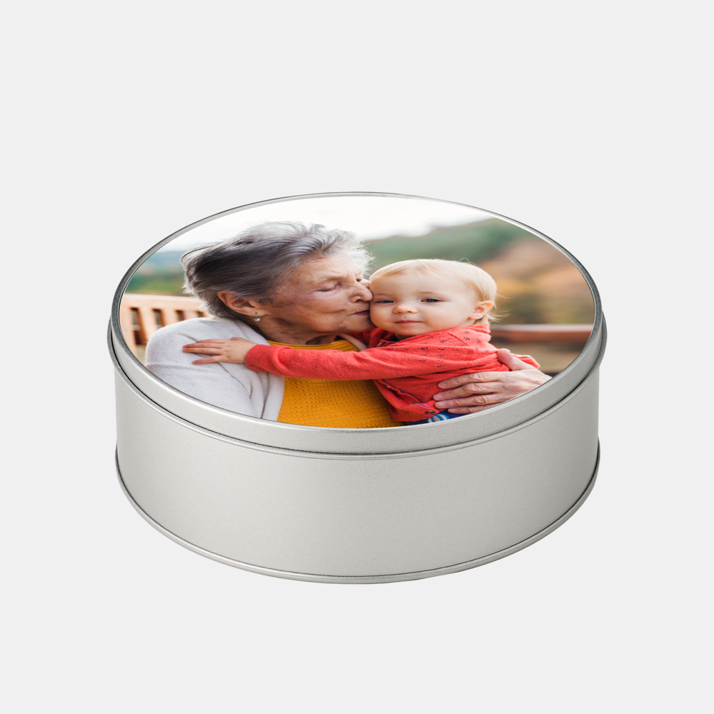 Personalisierte runde Metallbox mit Fotodruck, Motiv einer liebevollen Szene zwischen Oma und Enkelkind.
