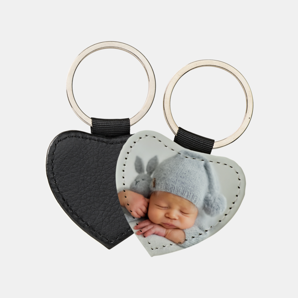 Schlüsselanhänger in Herzform mit liebevollem Babyfoto in zarten Grautönen gestaltet.