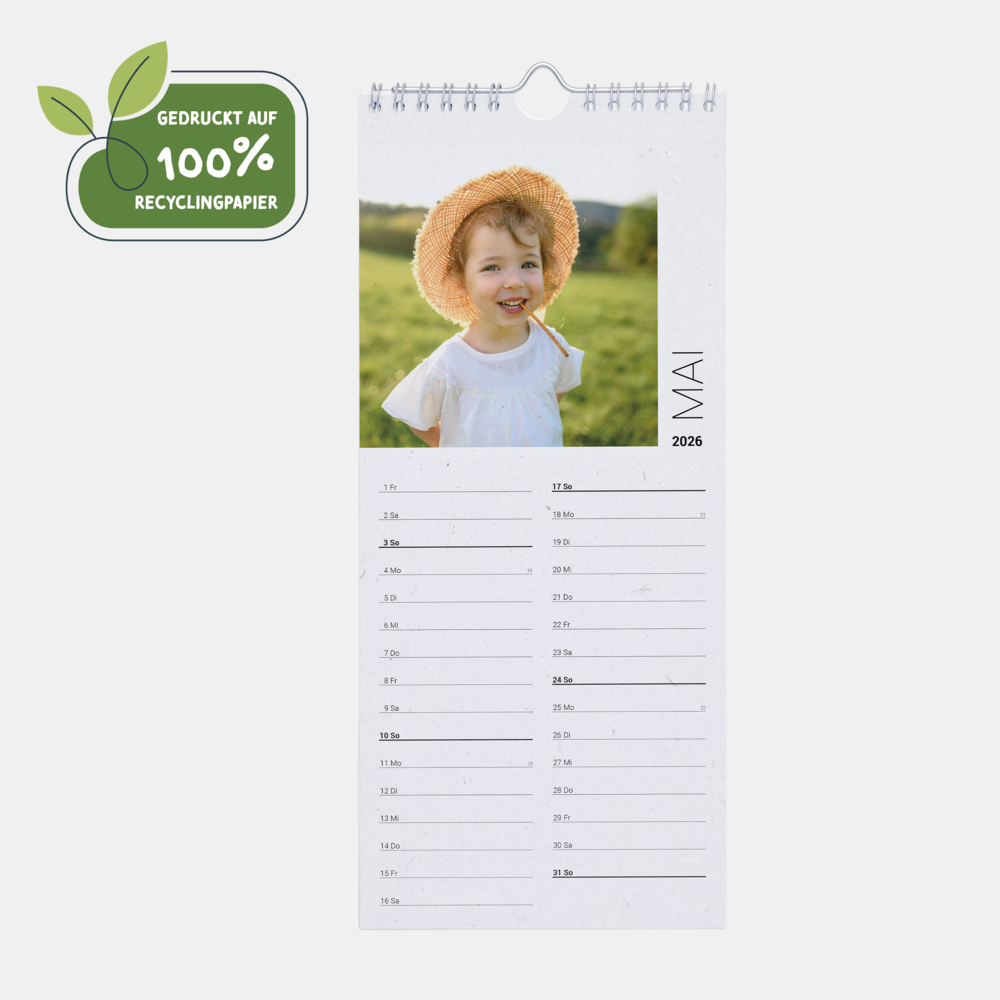 Der 13x30 cm Küchenkalender im Hochformat zeigt Mai 2026 mit Kind im Sommerfeld, auf Recyclingpapier gedruckt.