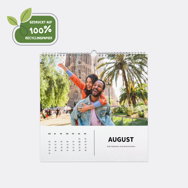 Natur Pur Wandkalender 30x30 zeigt das August Blatt mit fröhlichem Paar vor Palmen, pure Lebensfreude.