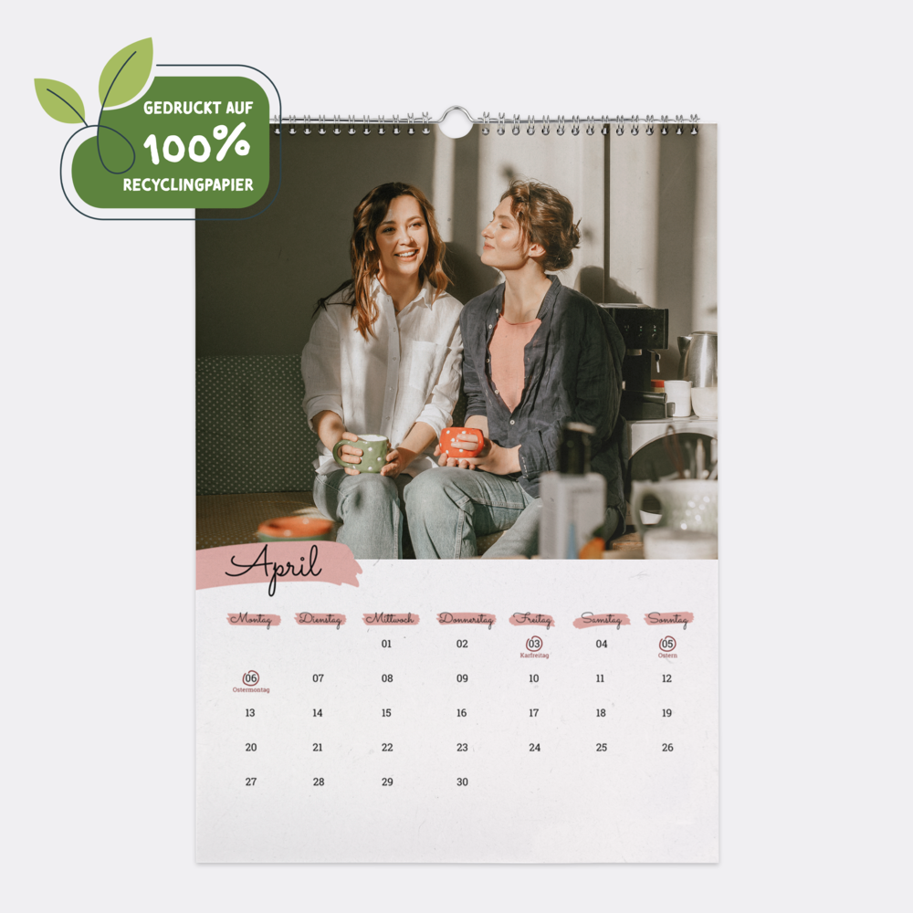 Natur Pur Wandkalender A3 Hoch für April mit Foto zweier Freundinnen, gedruckt auf 100 % Recyclingpapier.